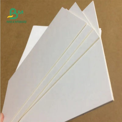 Το επίστρωμα τοποθέτησε τα άσπρα φύλλα 72 X 102cm 1mm 2mm 3mm χαρτονιού για το κιβώτιο δώρων σε στρώματα