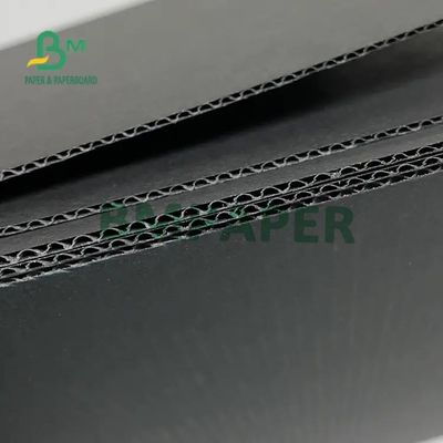 Ο Μαύρος ζαρώνει το φύλλο χαρτονιού φλαούτων Ε για το χαρτοκιβώτιο συσκευάζοντας 502mm X 693mm